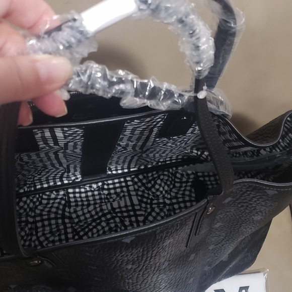 MCM Liz Reversible Medium Tote-Reversible to Geometric Pattern on Inside - Picture 11 of 12
